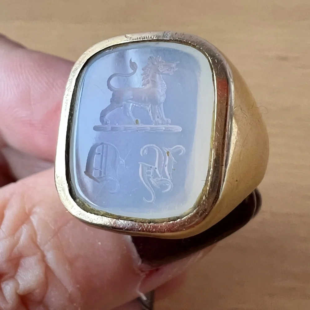 VINTAGE 9K GOLD WHITE CHALCEDONY LION INTAGLIO SIGNET RING BRITISH HALLMARKS